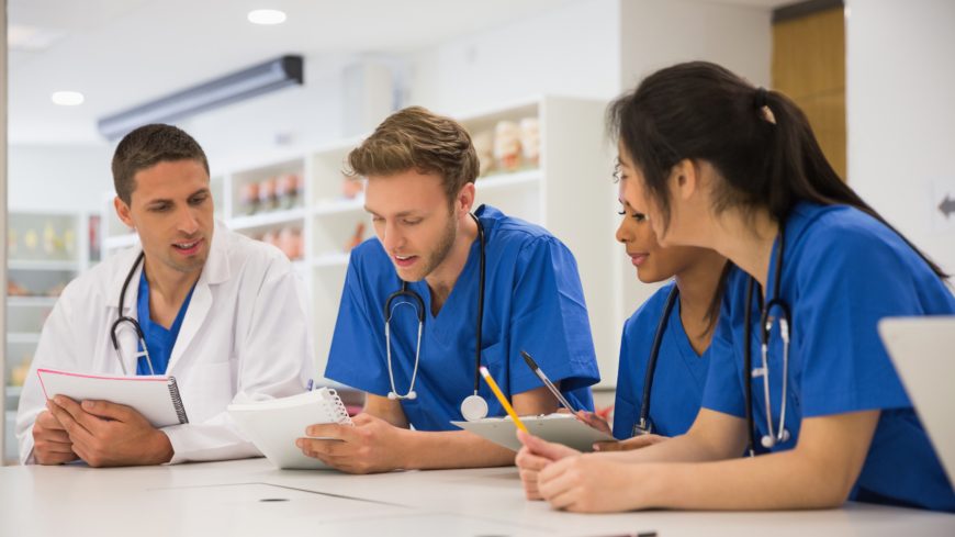 Utbildning av läkare är viktigt för att de ska hålla sig uppdaterade kring medicin och den senaste vetenskapen. Foto: Shutterstock